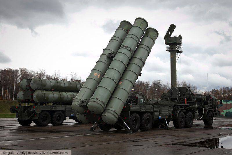 De basis van Khmeimim zal worden gedekt door Russische luchtverdedigingssystemen. Sergei Shoigu praat over de S-400, Vladimir Poetin praat over de S-300
