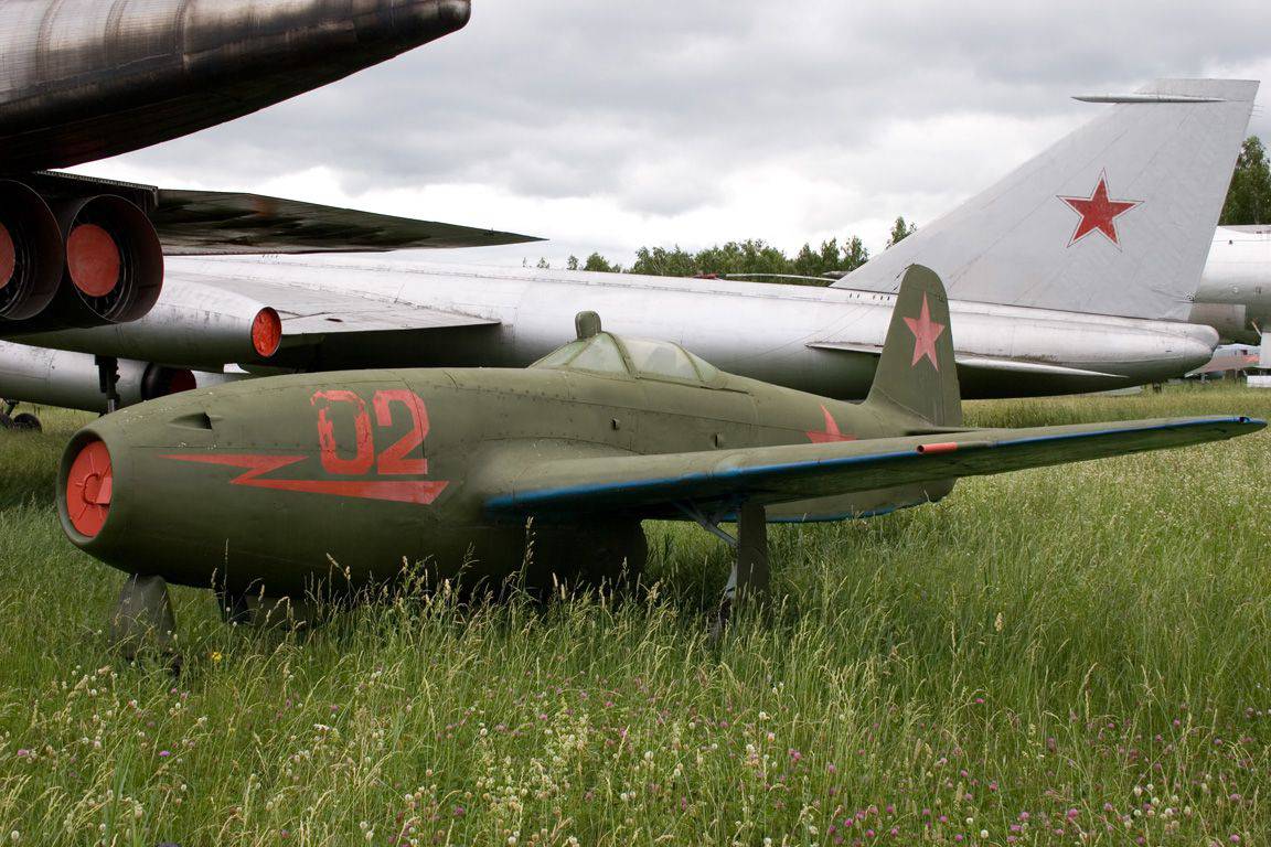 Советские реактивные самолеты. Самолет миг 9. Як 9 реактивный. Yak-15. Миг-15 реактивный самолёт первый.