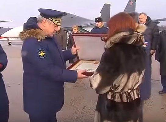 Звезда Героя России подполковника Олега Пешкова передана его вдове