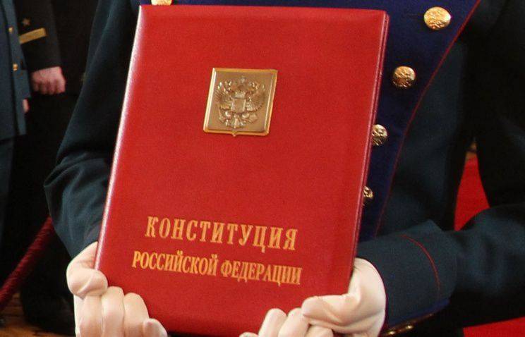 ロシア連邦憲法記念日。 基本法の特定の点を批判する理由はありますか？