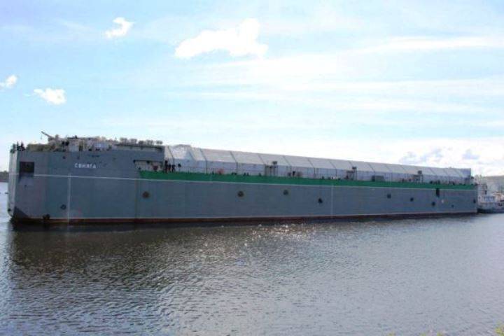 La flotta settentrionale riempita con il pontile galleggiante "Sviyaga"