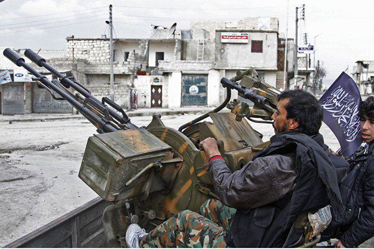 シリアの政府軍はサルマの街 - 国の北西にあるテロリストの要塞のために戦っています