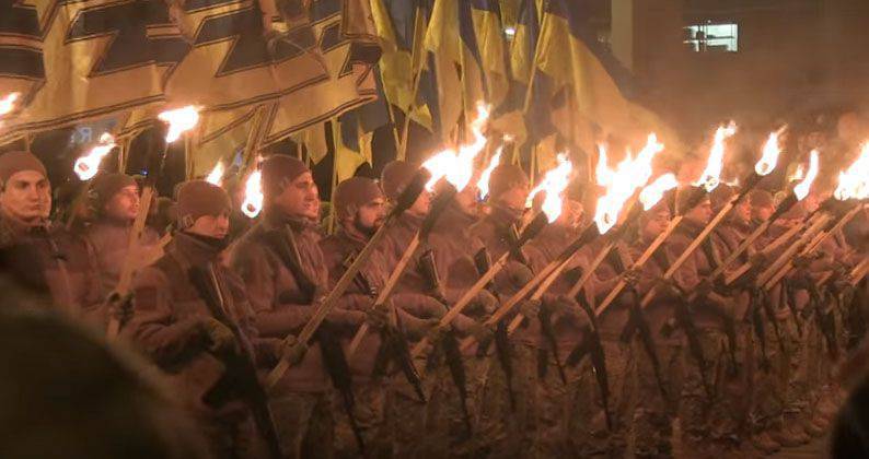 "Azov"의 Neo-Nazis는 Mariupol 중심에서 횃불 행렬을 벌이고 "우크라이나"왕자 Svyatoslav 기념비를 열었습니다.