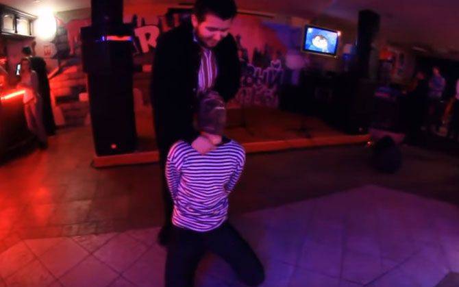 Майдан головного мозга. В ночном клубе Киева устроили картинную "казнь русского лётчика"