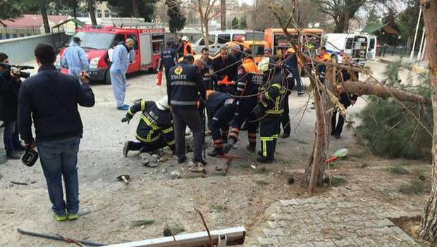 Türk ordusu Suriye'nin kuzeyinde bir meydanda "Kilis'te bir okulun bombardımanına tepki olarak" bir topçu grevi başlattı