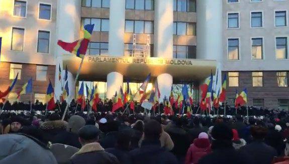 Полицейский спецназ применил силу к участникам акции протеста у здания молдавского парламента