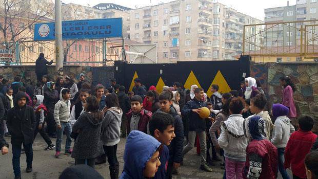 Im Hof ​​der Schule im Südosten der Türkei donnerte es