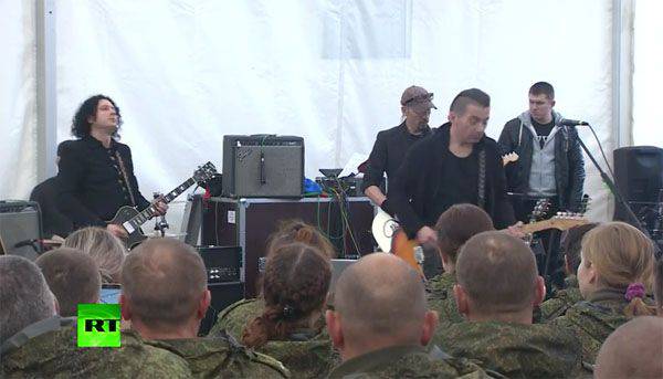 Музыканты группы "Агата Кристи" дали концерт на авиабазе "Хмеймим" (Сирия) для российских военнослужащих