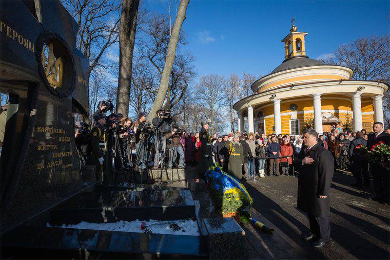 Poroshenko called the number of Ukrainian security officials who died in the Donbass and sang "didn’t die yet ..."