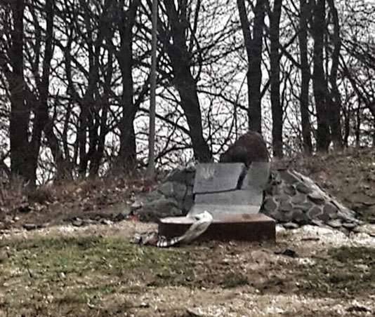 Nella regione di Rivne (Ucraina) hanno fatto saltare in aria una stele eretta sul luogo della morte del radicale Sashko Bely