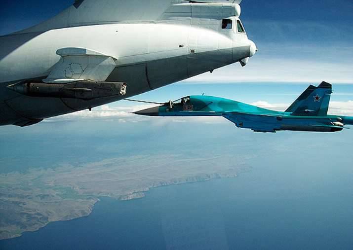 Crews Su-34 of the Southern District have worked refueling in the air