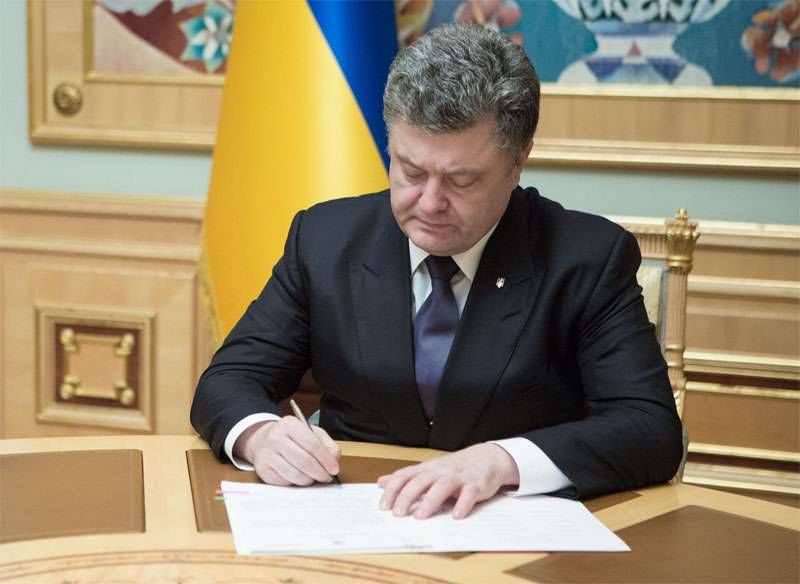 Porochenko a divisé l'Ukraine sur un principe militaro-administratif