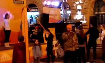 Киевлян продолжают потчевать лозунгами в стиле "кто не скачет, тот москаль!"