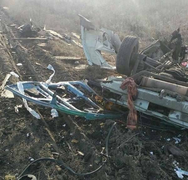 在Marinka地区的乌克兰检查站附近，一辆乘客小巴被炸毁