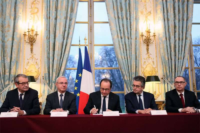 Théâtre de l'absurde? .. Hollande demande à la Russie de mettre fin à l'opération anti-terroriste en Syrie