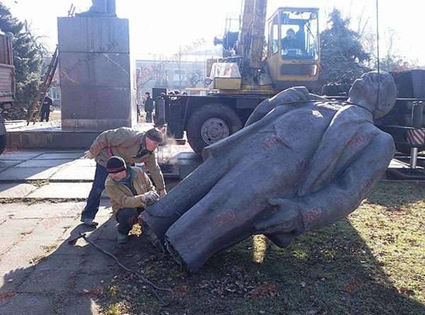 "Berdyansk" Lenin dismantled under the protection of "Azov"