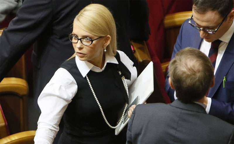 Yulia Tymoshenko anunciou a retirada de "Batkivshchyna" da coalizão com Poroshenko, chamando a coalizão de "um rebanho sem chance"