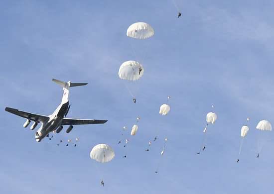 As part of the exercise, mass airborne personnel were parasitized in the Pskov Region