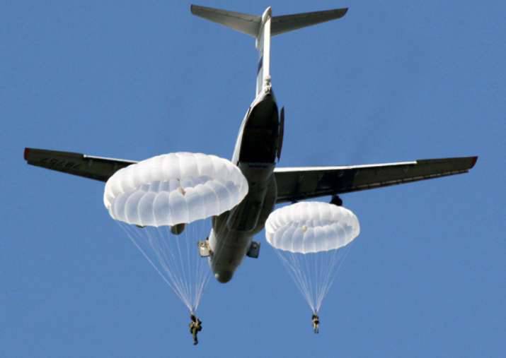 Situación de emergencia en la doctrina: dos paracaidistas aterrizaron en el mismo paracaídas.