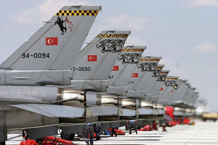 СМИ: турки нанесли авиаудар по позициям иракских курдов