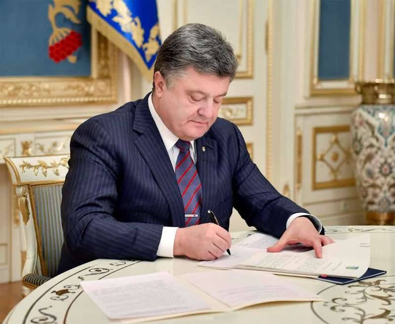Poroshenko는 우크라이나에 영구 NATO 임무 배치를 승인했습니다.