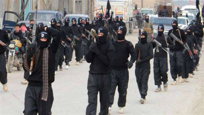 ISIS戦闘員がラッカ県北部（シリア）のクルド人陣地を攻撃している