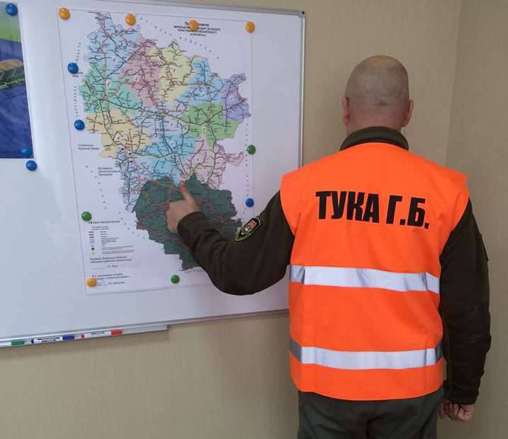 Luhansk bölgesinde, Ukrayna güvenlik görevlileri ile araç havaya uçuruldu