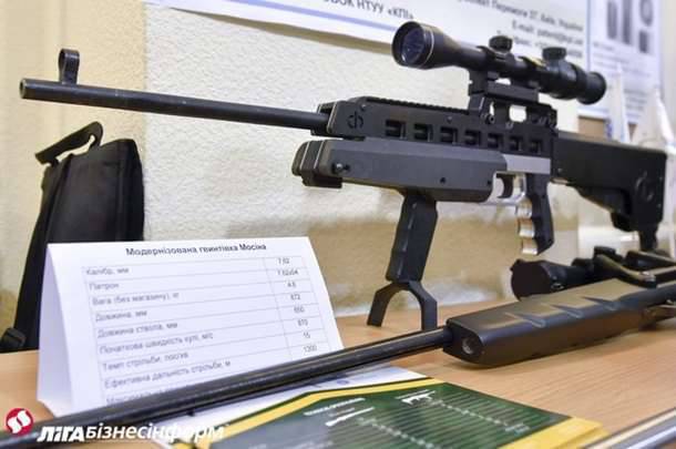 Turchinov, al examinar el rifle Mosin, dijo que Ucrania desarrollará "las últimas armas"