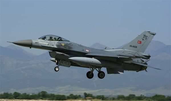 トルコ航空機がイラク北部のクルド人地域を爆撃