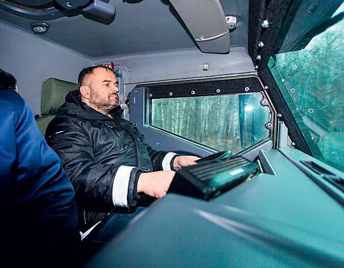 Voiture blindée d'essai "Typhoon-K": combat "KAMAZ"