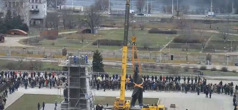 O maior monumento a Lenin na Ucrânia demolido em Zaporozhye