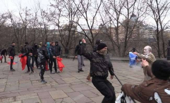 Pensioners gathered for a rally in Kiev, fought off the nationalists of "Azov"