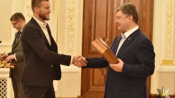 О спорт, ты - мир... Порошенко тайно наградил украинских футболистов огнестрельным оружием