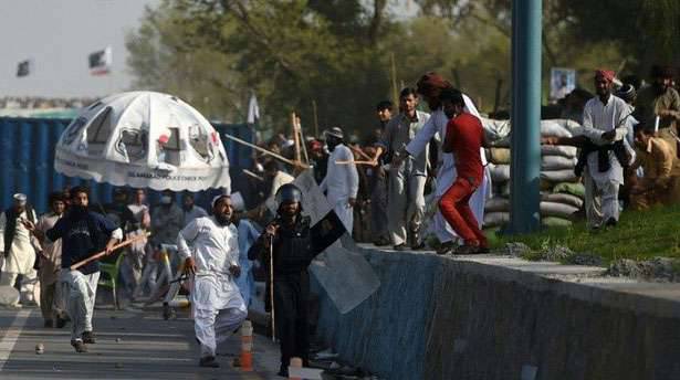 Massenaufstände in Islamabad. Nicht weniger radikale 700-Islamisten wurden verhaftet