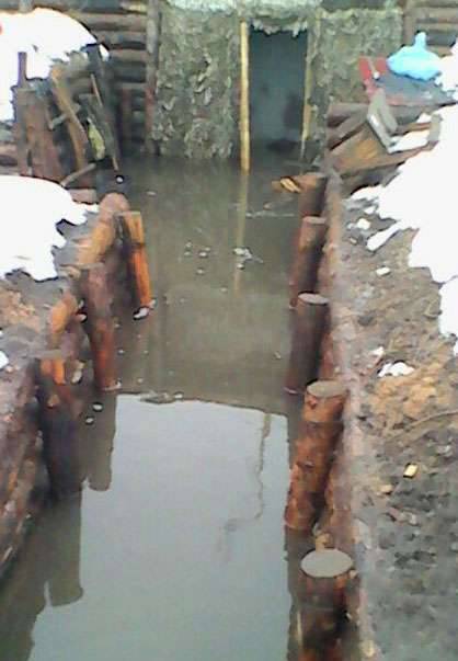 Les tranchées et les pirogues du «mur européen» en Ukraine ont inondé les eaux de source