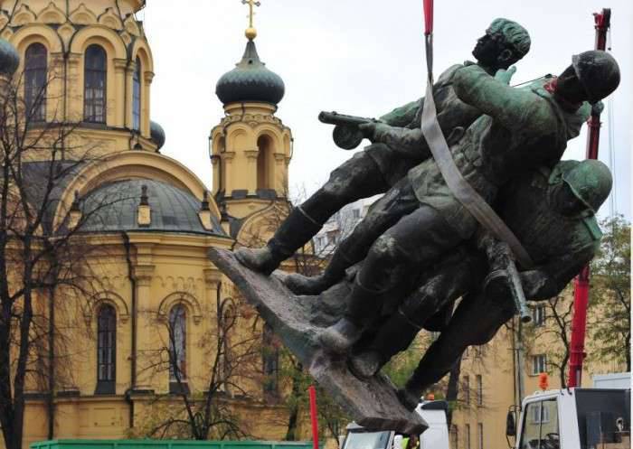 I polacchi hanno sviluppato un piano per la demolizione di oltre 500 monumenti dell'era sovietica