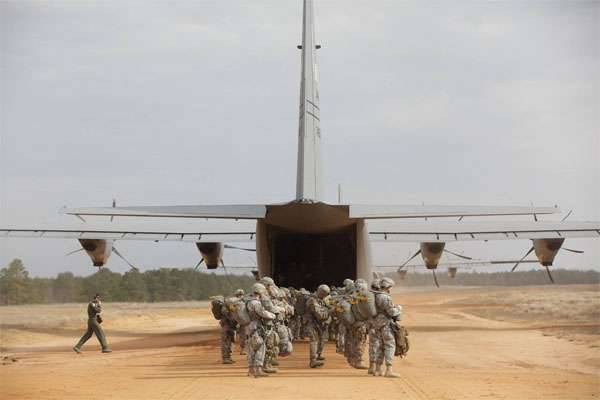 Dos incógnitas en un vehículo todo terreno irrumpieron en la base aérea de Limur-Fresno (California, EE. UU.) Y se estrellaron contra un avión militar