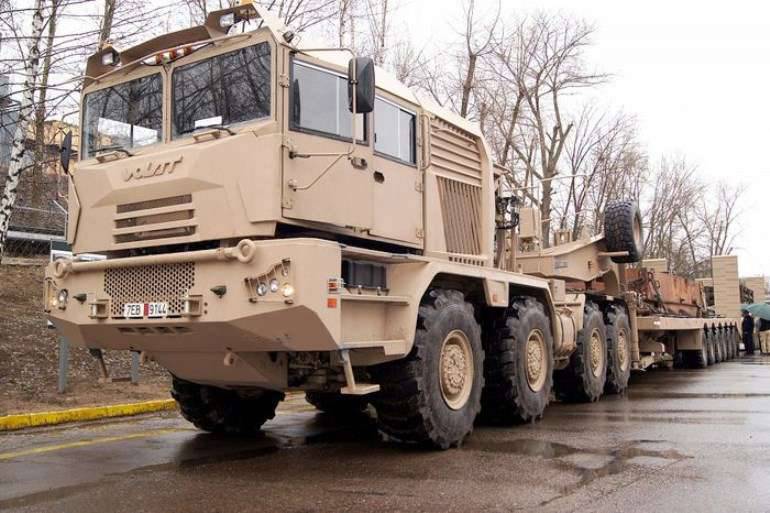 "Minsk Wheel Tractor Plant" presentó un prototipo de tren para los Emiratos Árabes Unidos Sun.