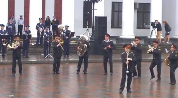 Одесская "зрада": духовой оркестр Нацгвардии Украины на фестивале исполнил мелодию российской группы "Ленинград"