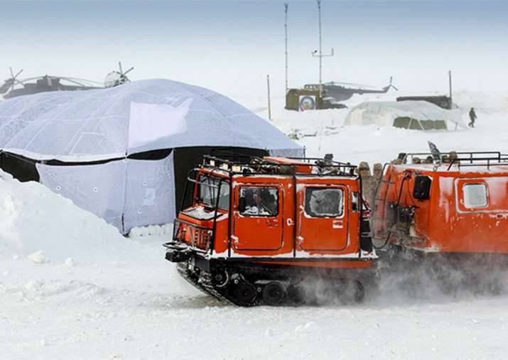 In the Arctic, found a suitable floe for the upcoming landing of airborne units