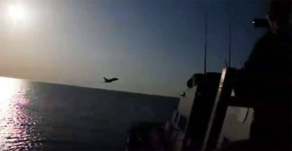 Европейское военное командование опубликовало видео сближения Су-24 с эсминцем "Дональд Кук"