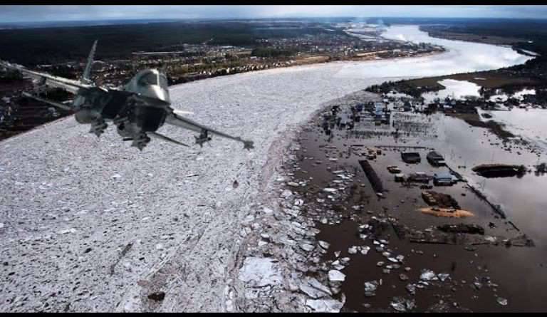 A video of Su-34 strikes on ice jams has been posted online.