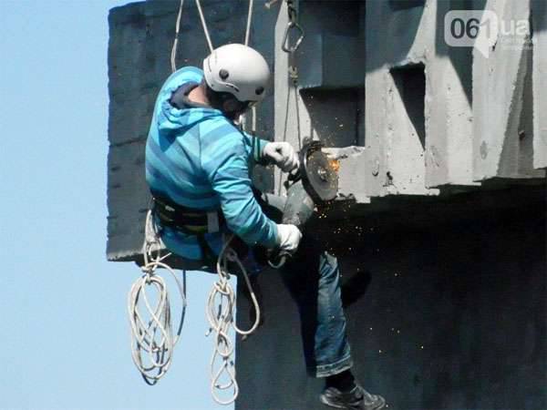 Как запорожцы имя Ленина и "Героическую молодость" демонтировали...