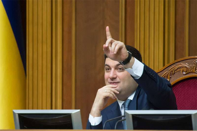 Стало известно последнее решение Гройсмана на посту спикера ВРУ: в три раза поднять зарплаты депутатам