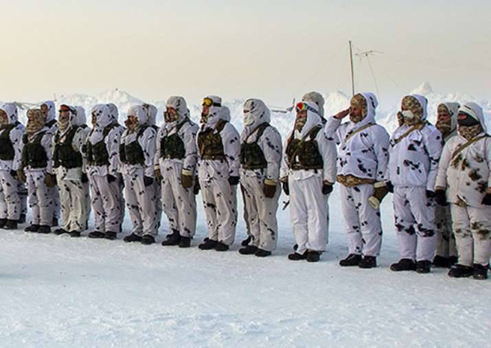 Os militares da Federação Russa e da Bielorrússia desembarcaram no bloco de gelo à deriva