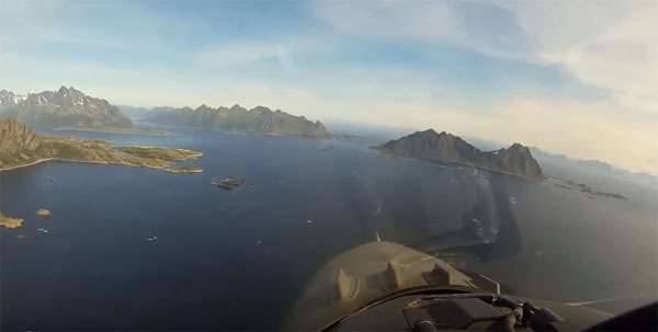 F-16 dell'aeronautica militare norvegese durante l'esercitazione al posto di un bersaglio sparato contro una torre di osservazione