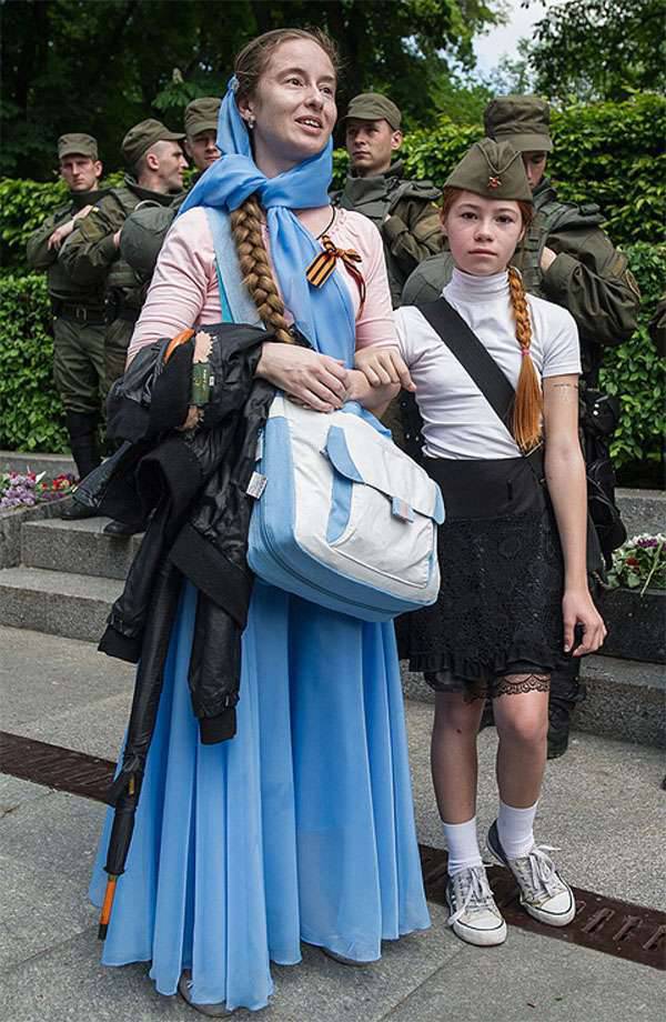 On May 9 in Kiev, “people” in army camouflage and clothes with Nazi symbols attacked a ten-year-old girl and her mother because of a St. George ribbon