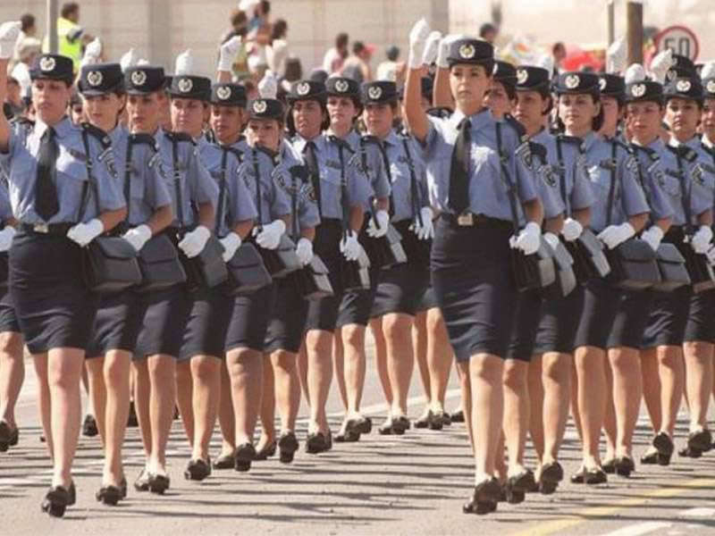 Подразделения женщина. Военная женская форма. Военная форма разных стран. Женщины полицейские на параде. Американская женская Военная форма.