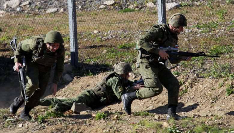 ZVO'da paraşütçüler "düşmanın" hava alanına el koydu