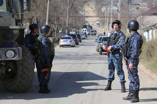 Operación antiterrorista en Derbent. Durante la batalla con los militantes mataron a dos e hirieron al menos a los oficiales de policía de 12